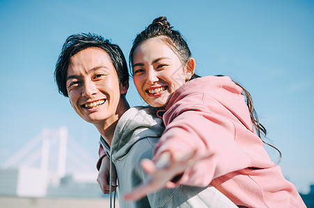 天台上拍照的年轻男女图片