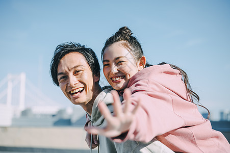 天台上拍照的年轻男女图片