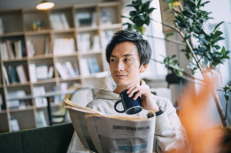 天台上拍照的年轻男女图片