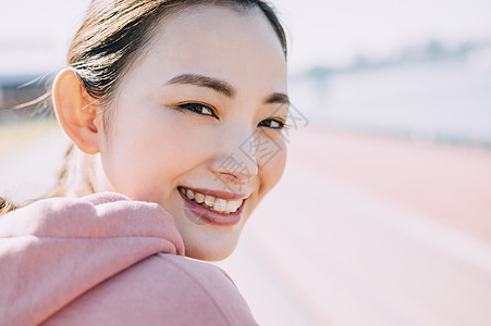 天台上拍照的年轻男女图片