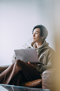 居家使用电脑的成年男子图片