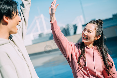 开心击掌的青年男女图片