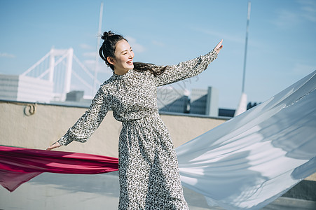 室外天台开心的年轻女子图片