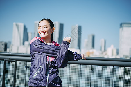 女性户外运动跑步图片