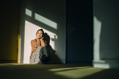 独自坐着思考的年轻女子图片