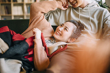 居家甜蜜的夫妇图片