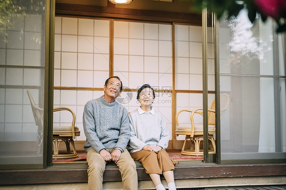 坐在庭院里的青年夫妇图片