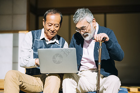 贪玩个人电脑外祖父老人和他的朋友看着个人计算机图片