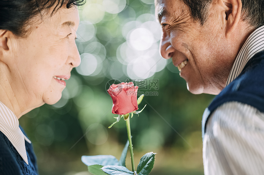 女士们丰胸好朋友年长的夫妇献花图片