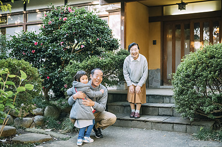 在院子里玩耍的祖孙图片