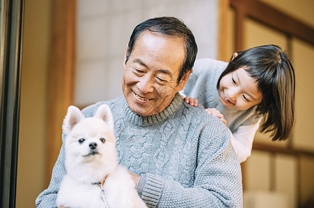 祖孙和博美犬图片