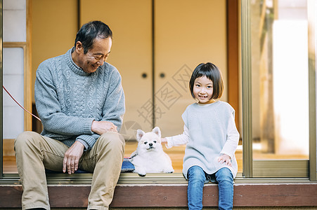 庭院里的祖孙和博美犬图片