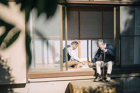 庭院里下棋的两个老人图片