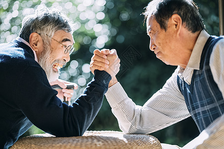 老人的居家幸福生活图片