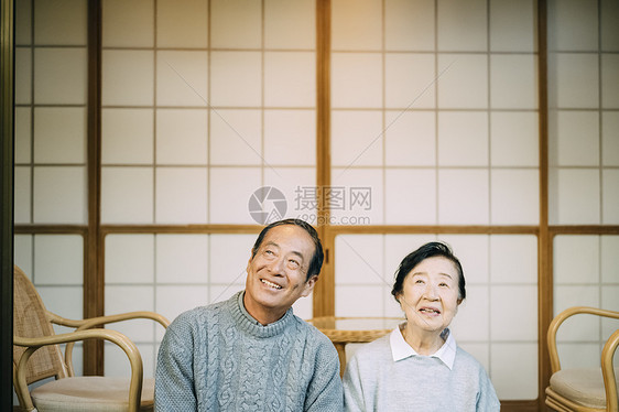 坐在庭院里的一对年长夫妇图片