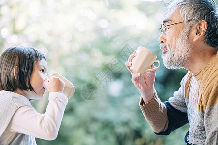 孙女陪爷爷一起喝茶图片