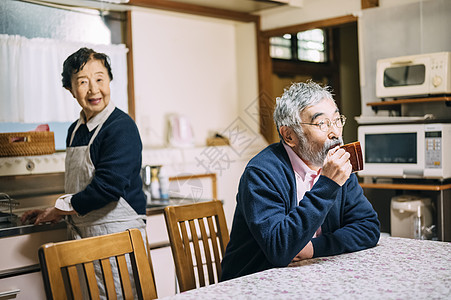 客厅里的一对年长夫妇图片