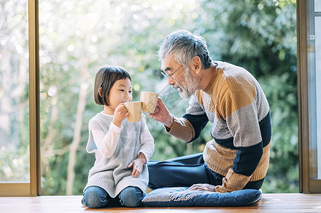 孙女陪爷爷一起喝茶图片