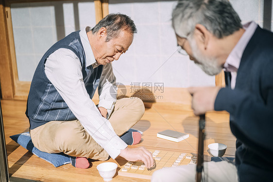 院子里下棋的老人图片