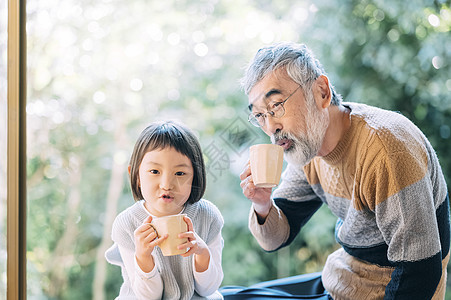 孙女陪爷爷一起喝茶图片