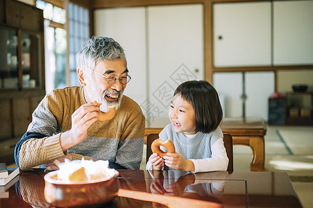 爷爷和孙女下午茶时间图片