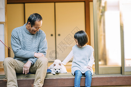 庭院里的祖孙和小狗图片