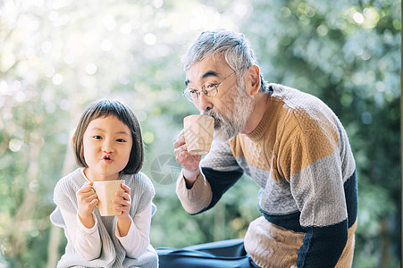 孙女陪 爷爷一起喝茶图片