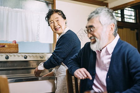 客厅里休息的一对年长夫妇图片