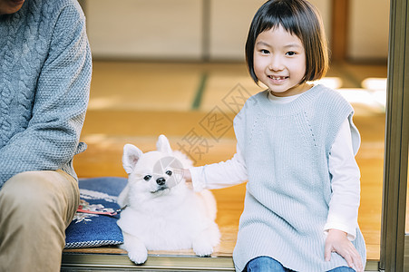 可爱的小女孩和博美犬图片