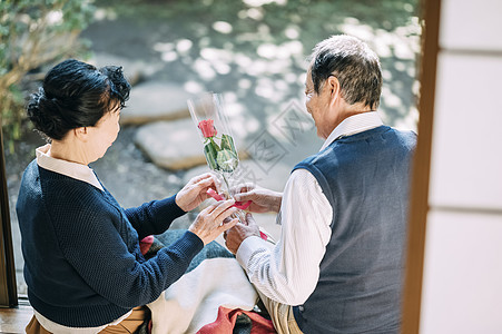 给妻子送花的老年男性图片