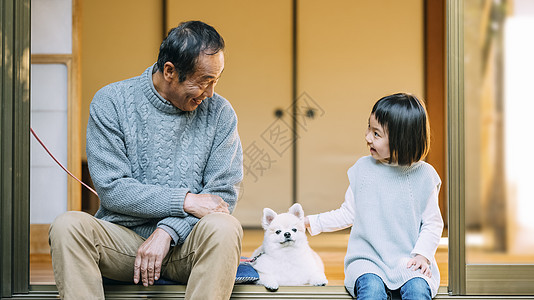 院子里的祖孙和博美犬图片