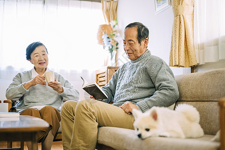 在沙发上休息的老人图片