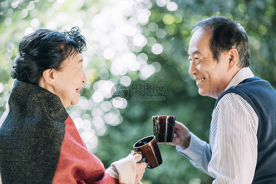喝下午茶的老年夫妇图片