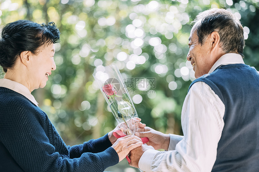 给妻子送花的老年人图片