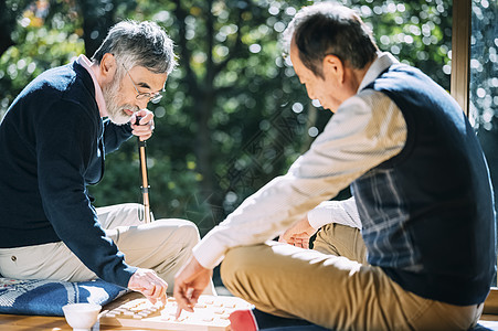 两个老人下棋图片