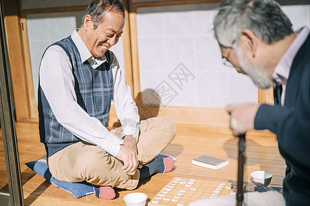 两个老人下棋图片