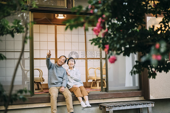 坐在院子里的一对年长夫妇图片