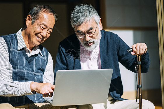 两个看笔记本电脑的老人图片