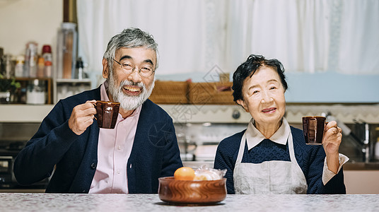年长的夫妇一起喝下午茶图片