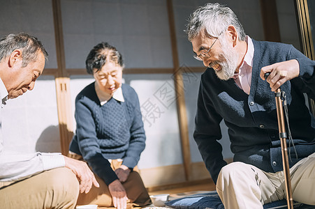 两个老人下棋图片