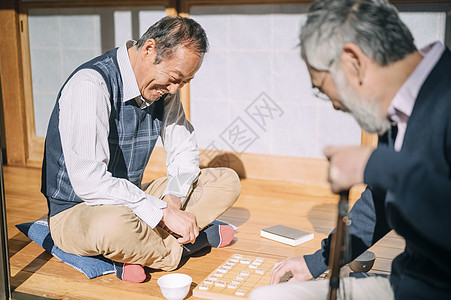 两个老人下棋图片