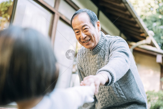 孙女男子轻松爷爷和孙子的生活方式图片