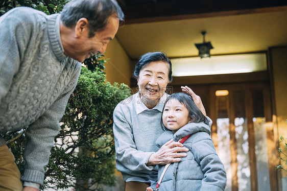 男人们欣赏复制空间年长的夫妇问候孙子图片