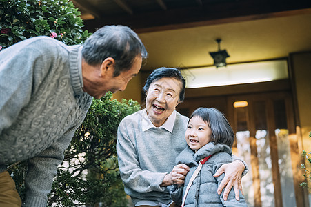 老年夫妇男小姑娘年长的夫妇问候孙子图片