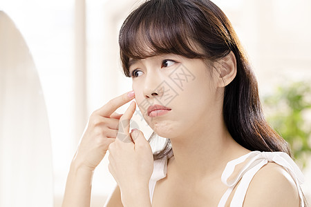 脸上长痘痘不开心的女性高清图片用手挤痘痘的女性高清图片长痘痘的