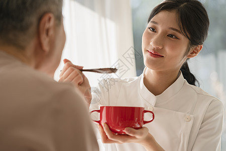 护工照顾老人吃饭图片