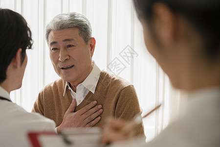 身体不适医院看病的老年人图片