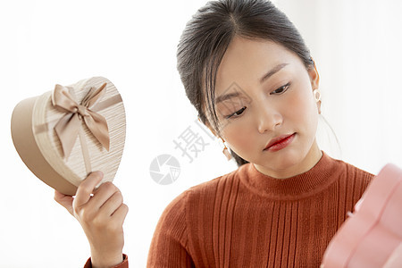 挑选礼品盒的年轻女子图片