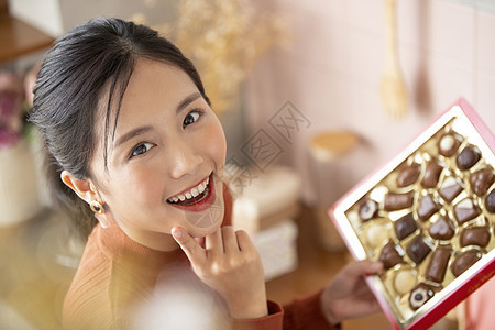 青年女子拿着一盒巧克力图片
