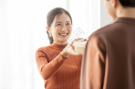 年轻女子送出情人节礼物图片